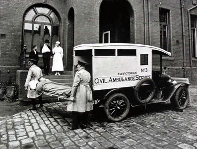 1920s-Ambulance-outside-Casualty
